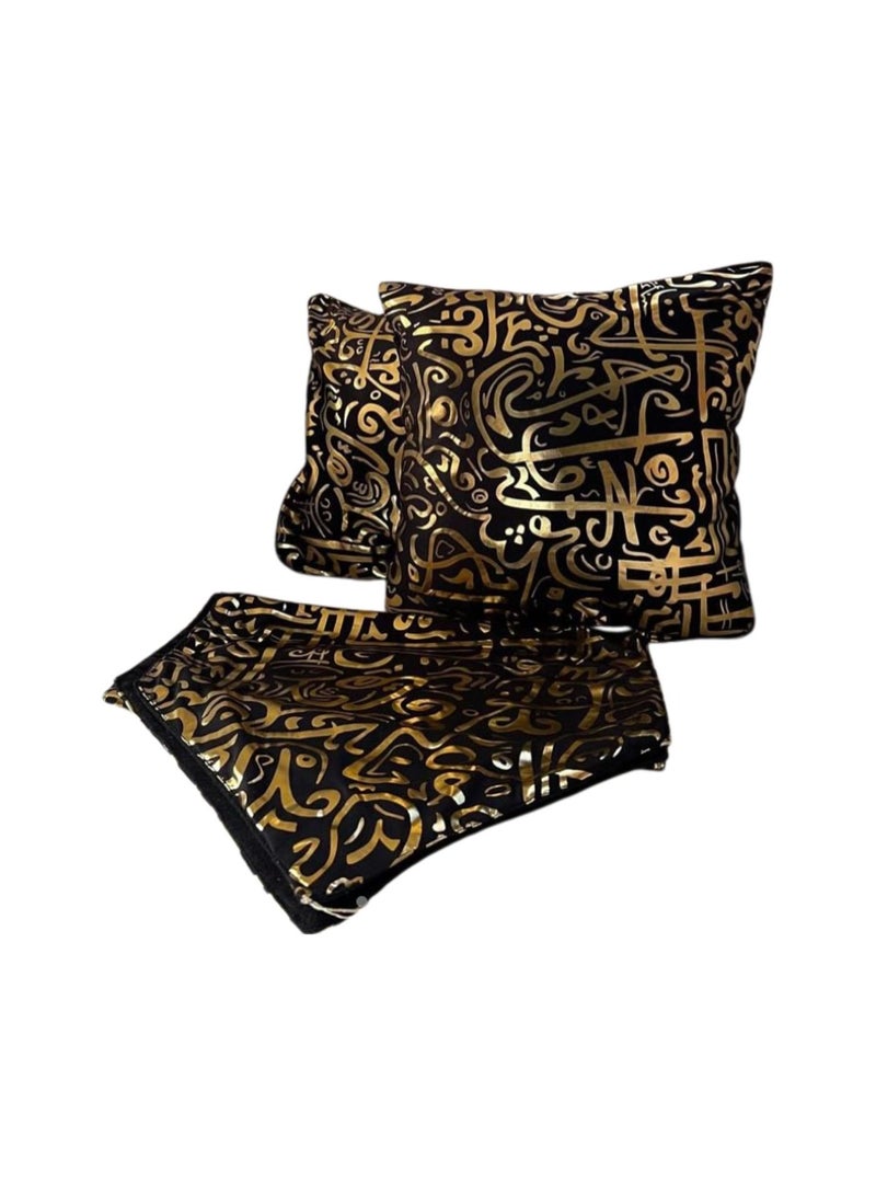 طقم كنبة طراز إسلامي رمضانى  3 قطع  رانر + 2 كوشن أسود كتابه ذهبي.