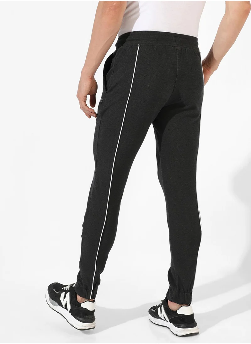 كامبوس سوترا Campus Sutra Men's Solid Black Regular Fit Trackpants For Casual Wear | Angled Open Pockets | Drawstring Waist | Trackpants Crafted With Comfort Fit & High Performance For Everyday Wear