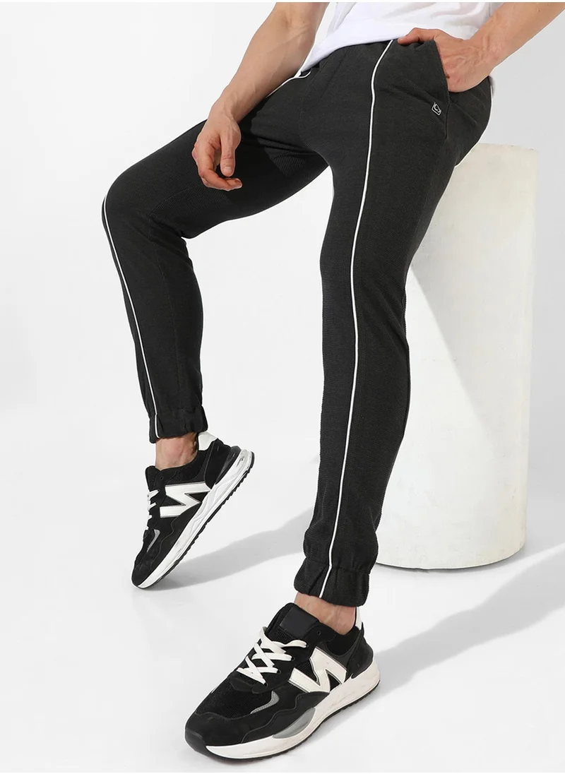 كامبوس سوترا Campus Sutra Men's Solid Black Regular Fit Trackpants For Casual Wear | Angled Open Pockets | Drawstring Waist | Trackpants Crafted With Comfort Fit & High Performance For Everyday Wear
