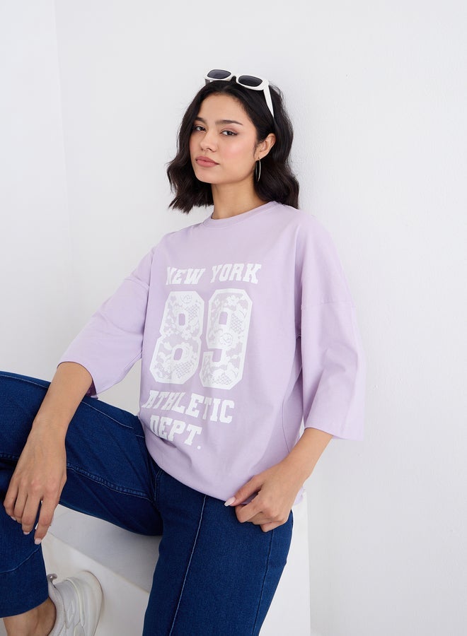 ستايلي تيشيرت نسائي ليلاك برسومات كبيرة بكتف ساقط - Image 3