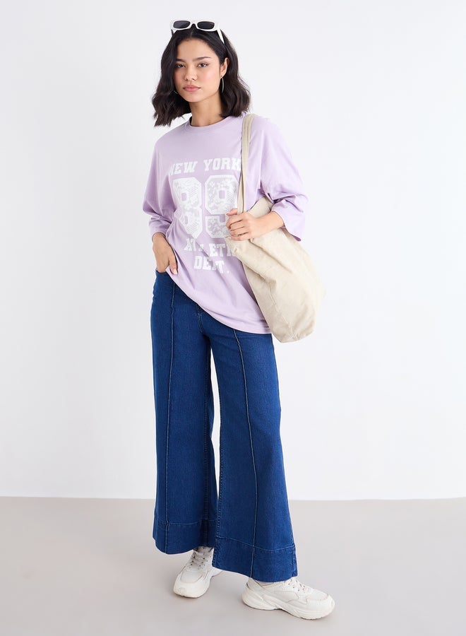 ستايلي تيشيرت نسائي ليلاك برسومات كبيرة بكتف ساقط - Image 2