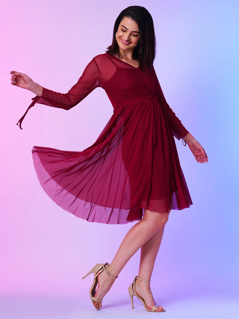 جلو باص فستان نسائي ماروني بياقة على شكل حرف  وشبكة مجمعة بقصة واسعة ولف أمامي مع بطانة داخلية