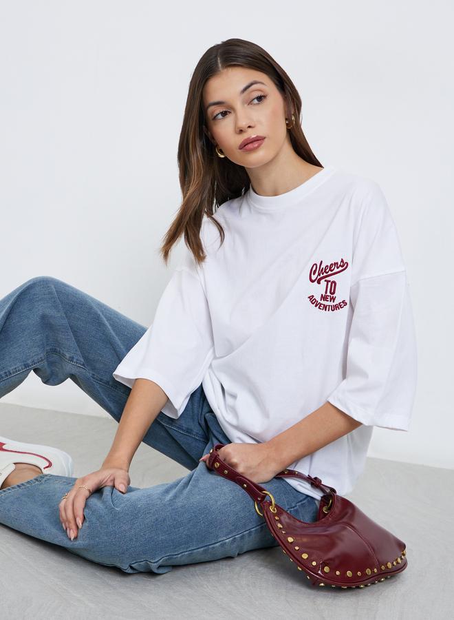 ستايلي تيشيرت واسع مُطرّز بكتابة - Image 1