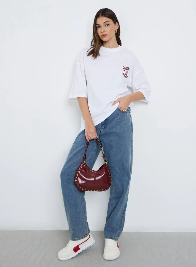 ستايلي تيشيرت واسع مُطرّز بكتابة