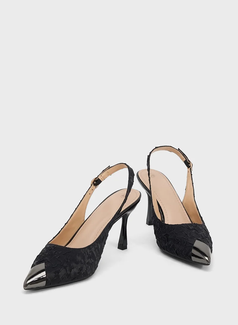 خزانة حذاء بكعب عالٍ بحزام خلفي