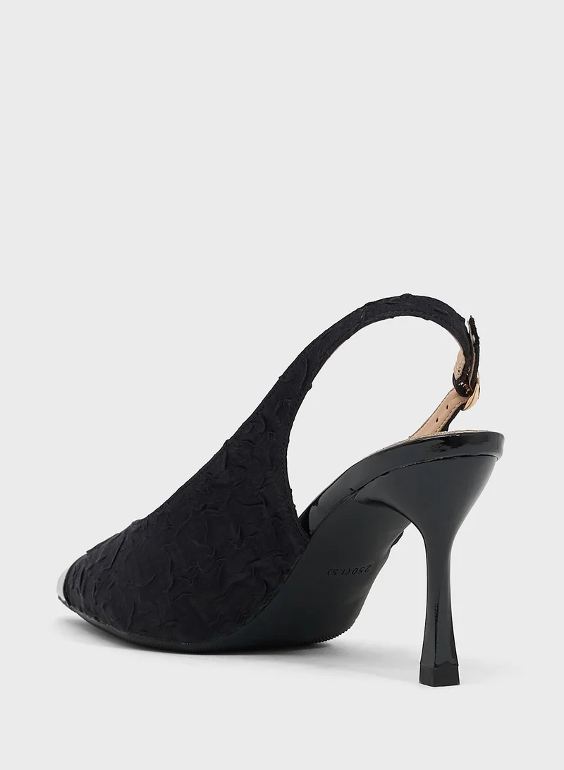 خزانة حذاء بكعب عالٍ بحزام خلفي