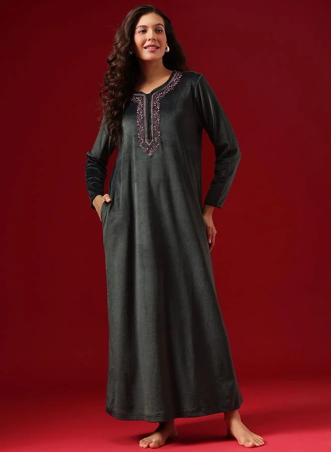 كلوفيا قميص نوم فيلفيت بفتحة رقبة على شكل حرف