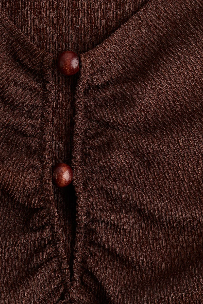 اتش اند ام بلوزة مكشكشة بتفاصيل خرز