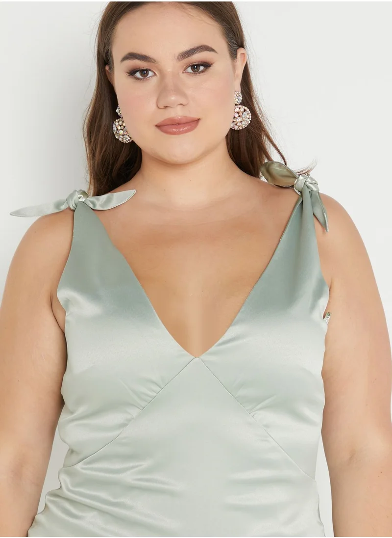 chi chi london curve Plunge Neck Knot Detail Dress