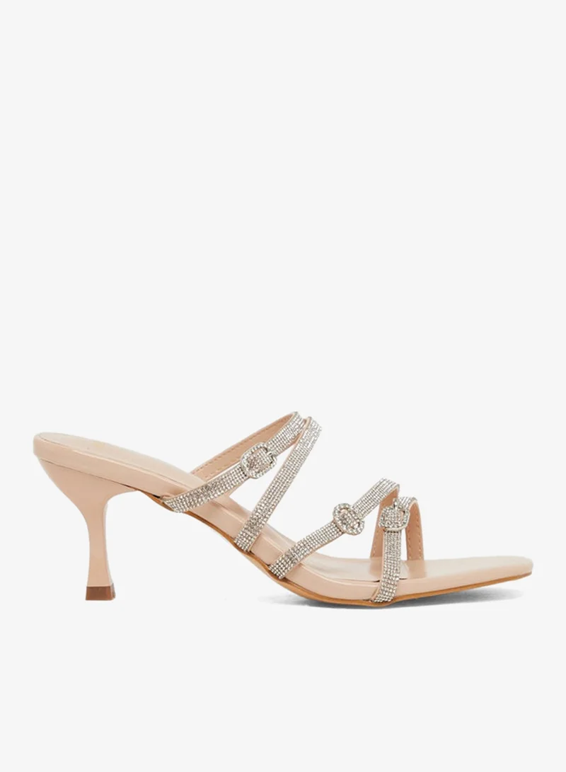 ستايلي صنادل بكعب مزينة بأحزمة