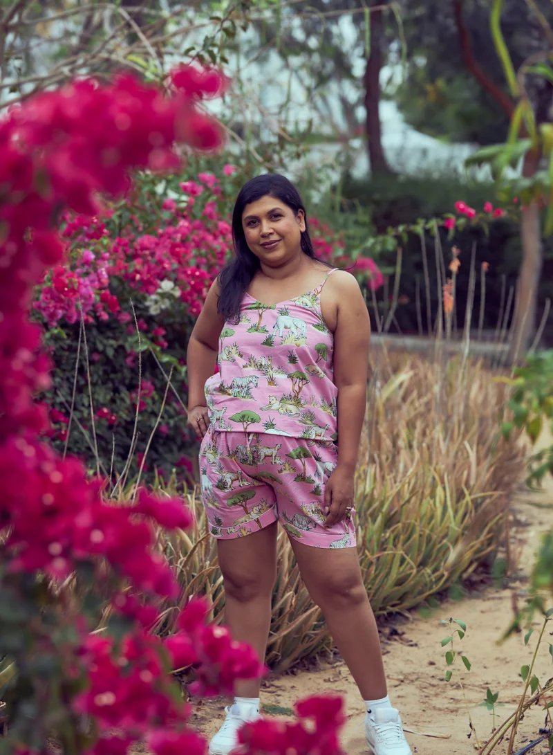 كشمش طقم شورت كامي بوضع الوحش