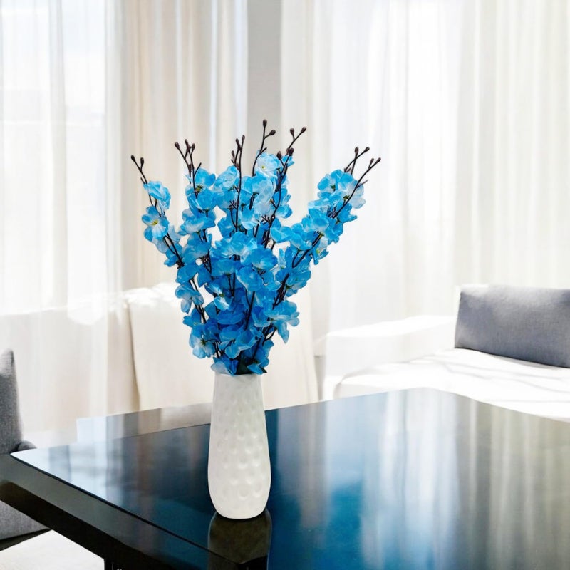 Go Hooked زهرة زرقاء صناعية مع فازة بلاستيكية بيضاء ذات ملمس | زهور مزيفة زهور زخرفية للديكور المنزلي والمكتبي (زهور زرقاء مع فازة) - Image 1