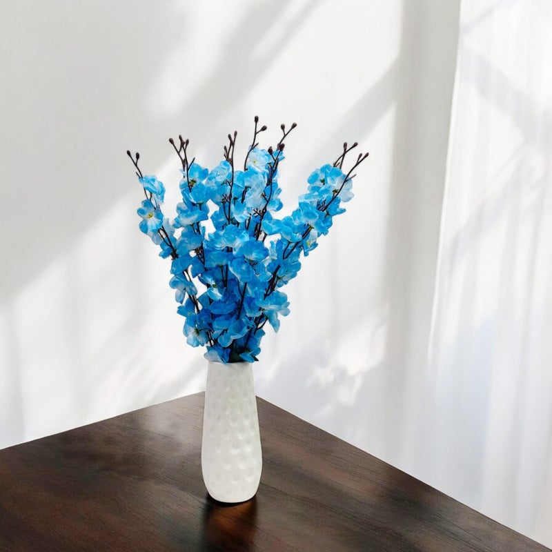 Go Hooked زهرة زرقاء صناعية مع فازة بلاستيكية بيضاء ذات ملمس | زهور مزيفة زهور زخرفية للديكور المنزلي والمكتبي (زهور زرقاء مع فازة) - Image 2