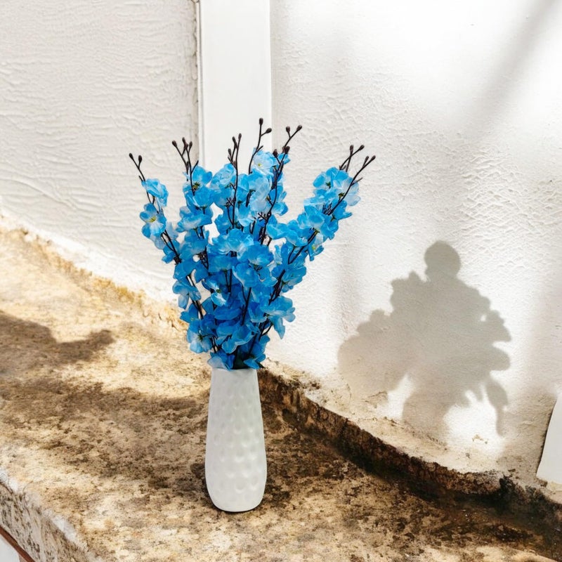 Go Hooked زهرة زرقاء صناعية مع فازة بلاستيكية بيضاء ذات ملمس | زهور مزيفة زهور زخرفية للديكور المنزلي والمكتبي (زهور زرقاء مع فازة) - Image 3