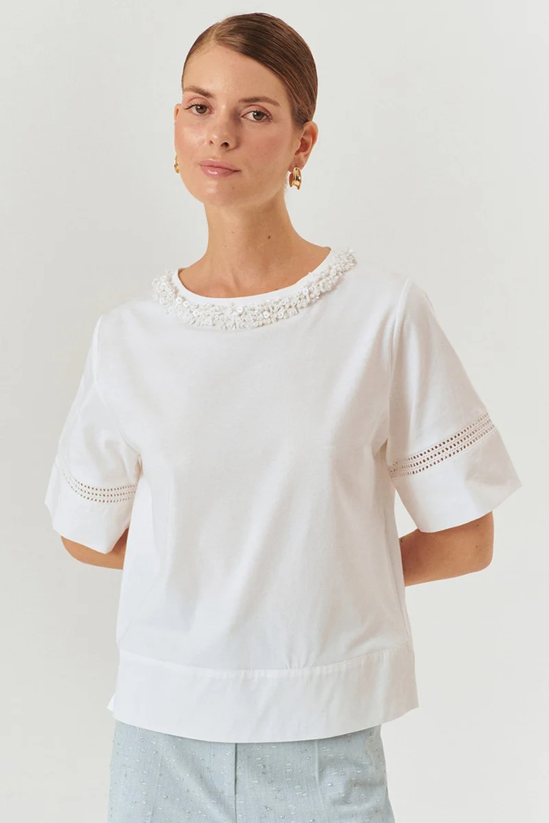 اكسيكيوز تيشيرت أبيض عادي من القطن المحبوك بأكمام وتفاصيل مطرزة وياقة دائرية