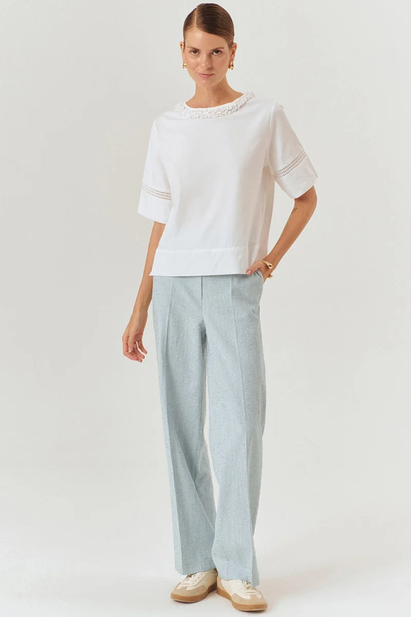 اكسيكيوز تيشيرت أبيض عادي من القطن المحبوك بأكمام وتفاصيل مطرزة وياقة دائرية