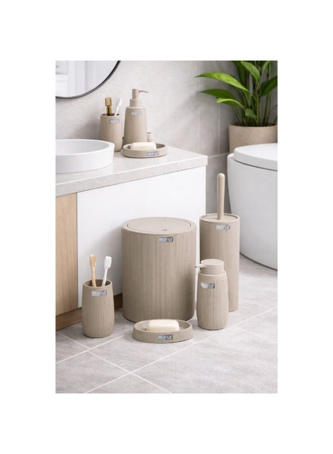 اوكانيوس  طقم إكسسوارات حمام بيلا مكوّن من 5 قطع – تصميم عصري مضلّع مع لمسات بلاستيكية – طقم حمام متين وسهل التنظيف مع سلة مهملات وموزّع صابون وفرشاة مرحاض (بيج) - Image 3