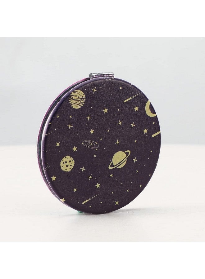 داينيبي مرآة مكياج صغيرة الحجم من Dynippy مصنوعة من الجلد الصناعي للحقائب ومرآة جيب صغيرة ومرآة يد محمولة ذات وجهين مع تكبير 2 × 1 × للنساء والأم والأطفال هدية رائعة - Universe - Image 2