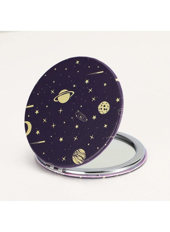 داينيبي مرآة مكياج صغيرة الحجم من Dynippy مصنوعة من الجلد الصناعي للحقائب ومرآة جيب صغيرة ومرآة يد محمولة ذات وجهين مع تكبير 2 × 1 × للنساء والأم والأطفال هدية رائعة - Universe - Image 3