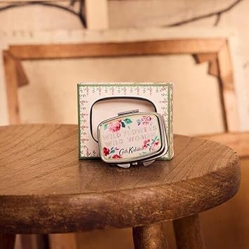 Cath Kidston مرآة مضغوطة لبلسم الشفاه من كاث كيدستون 6 جرام في علبة عرض مع زبدة الشيا بحجم السفر هدية عيد ميلاد وجمال لها صديقة للحيوانات وملائمة للنباتيين مجموعة الزهور البرية والنساء الجريئات - Image 4