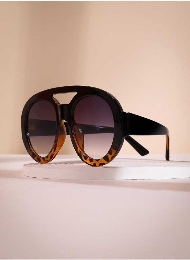 Haute Sauce Polarized Full Rim Shield Sunglasses For Women  - Image 2