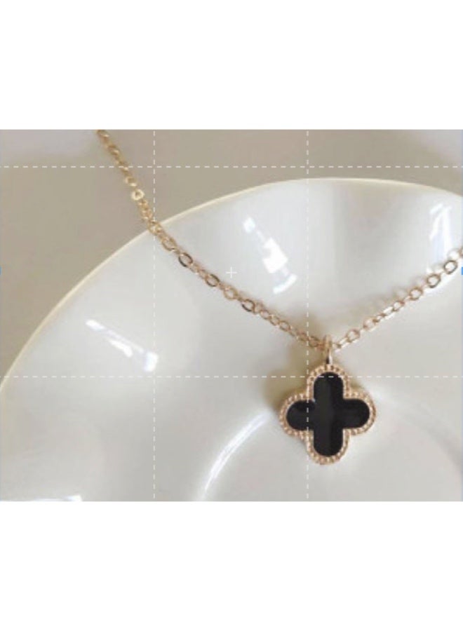 Unique gold necklace with four-leaf clover pendant - Image 2