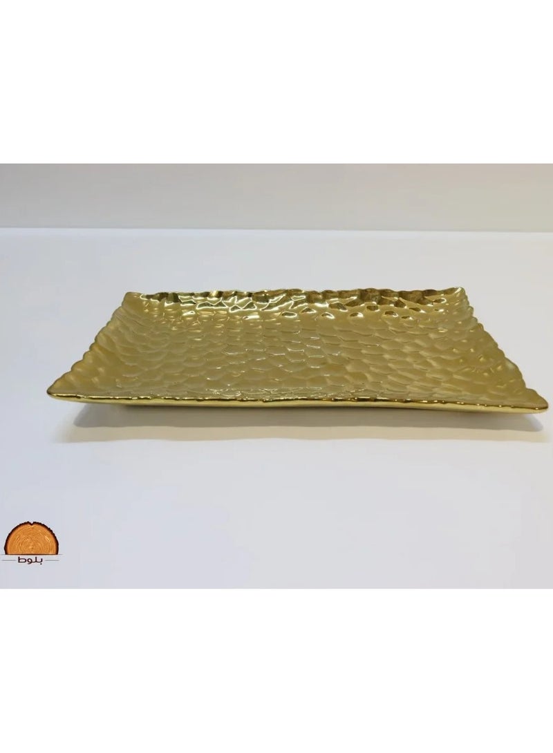 bilutih An attractive rectangular gold-colored serving platter. It has multiple uses. It can be used to serve food or desserts, fill it with ready-made desserts, or place a serving platter on top.
