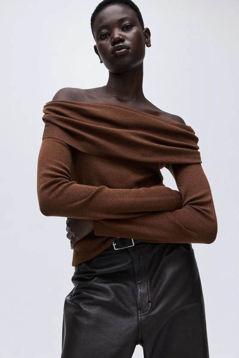 اتش اند ام كنزة بتصميم أكتاف مكشوفة