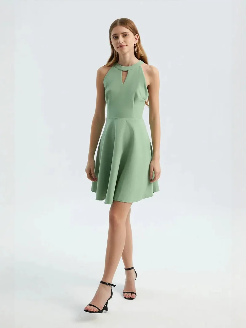 زوبعة فستان قصير بتصميم هالتر بلا أكمام بفتحة مفتاح