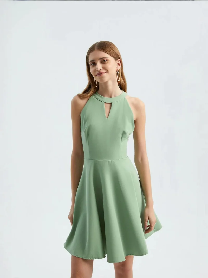 زوبعة فستان قصير بتصميم هالتر بلا أكمام بفتحة مفتاح