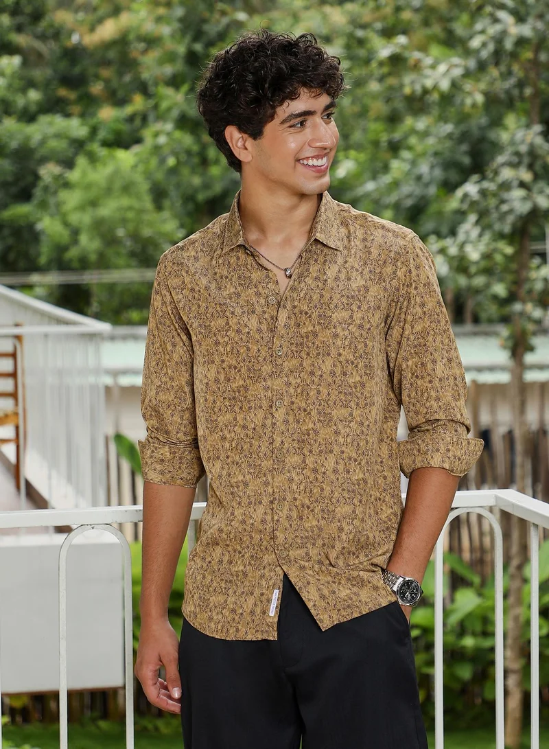 كامبوس سوترا Campus Sutra Men Indie Floral-Motif Imprint Shirt | Spread Collar Long Cuffed Sleeves | Button Closure Curved Hem | Floral-Print Plain | Woven Fabric For Casual & Daily Wear | Ochre Brown