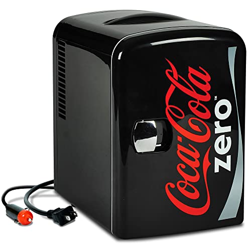 Coca-Cola كوكا كولا زيرو CZ04 4 لتر/4.2 كوارت 6 علبة مبرد محمول/ثلاجة صغيرة، مشروبات، طعام أطفال، عناية بالبشرة وأدوية - للاستخدام في المنزل، المكتب، السكن الجامعي، السيارة، RV أو القارب - تشمل مقابس AC و DC، أسود/أحمر - Image 1