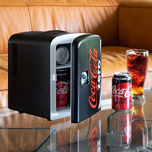 Coca-Cola كوكا كولا زيرو CZ04 4 لتر/4.2 كوارت 6 علبة مبرد محمول/ثلاجة صغيرة، مشروبات، طعام أطفال، عناية بالبشرة وأدوية - للاستخدام في المنزل، المكتب، السكن الجامعي، السيارة، RV أو القارب - تشمل مقابس AC و DC، أسود/أحمر - Image 4