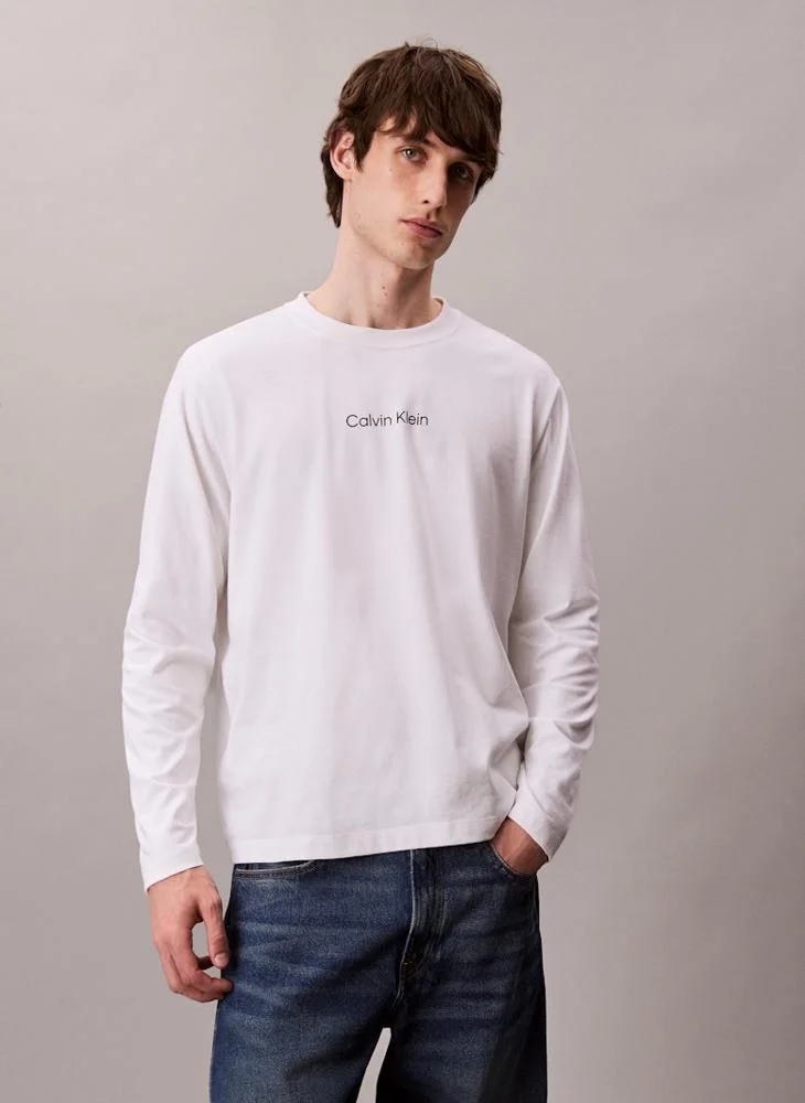 كالفن كلاين تيشيرت واسع بأكمام طويلة