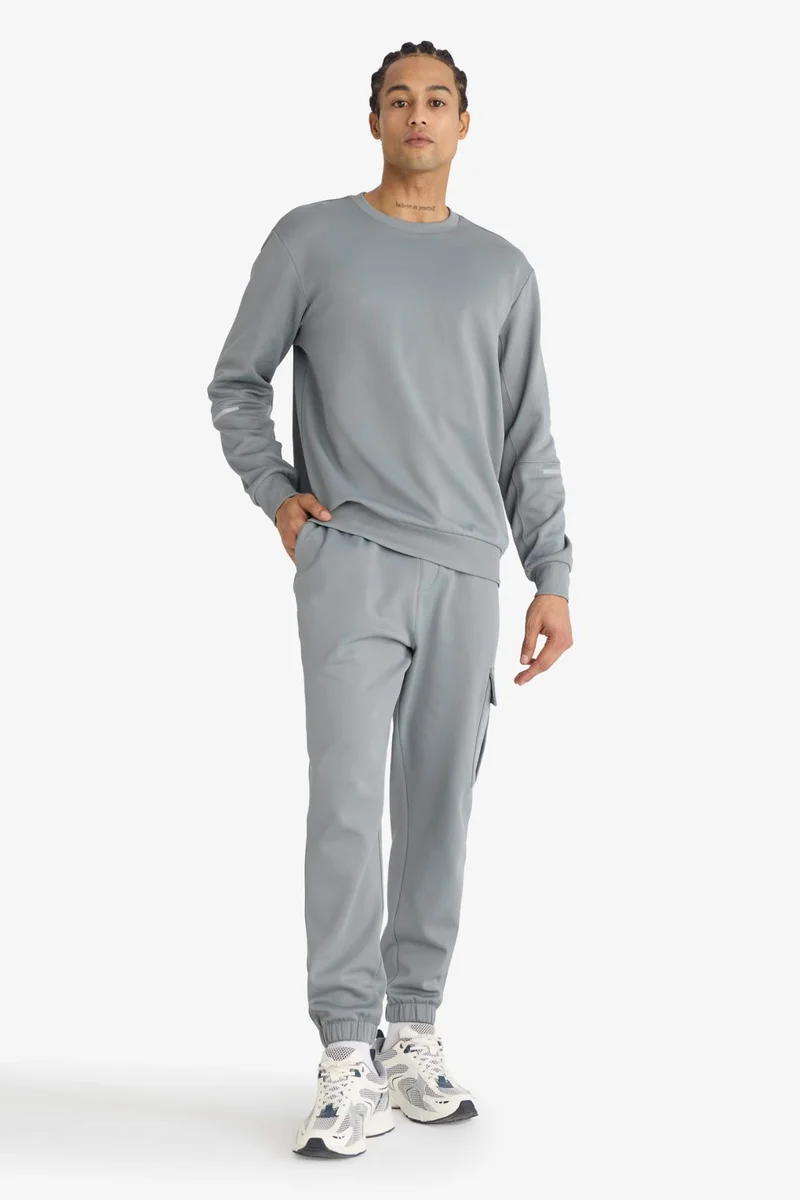 ديفاكتو Standard Fit Long Sleeve Sweatshirt