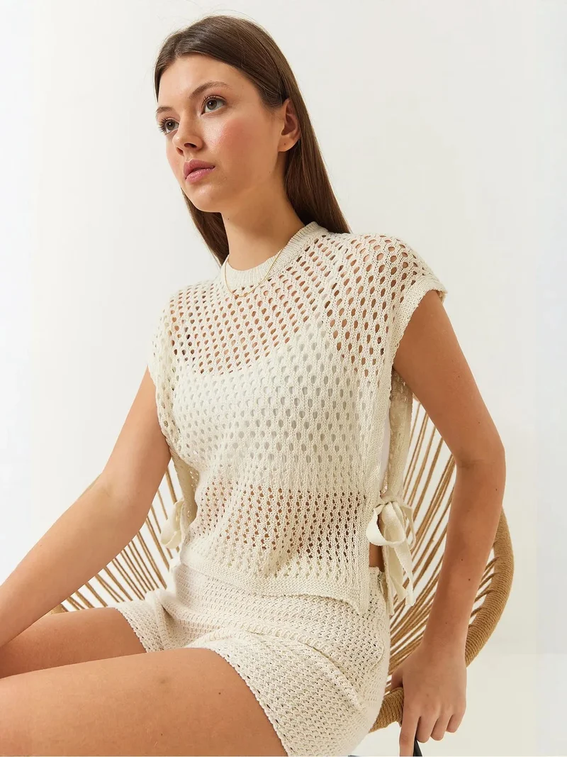 Bianco Lucci LUCCI Textured Loose Fit Crop Sweater Vest with Tie Closure