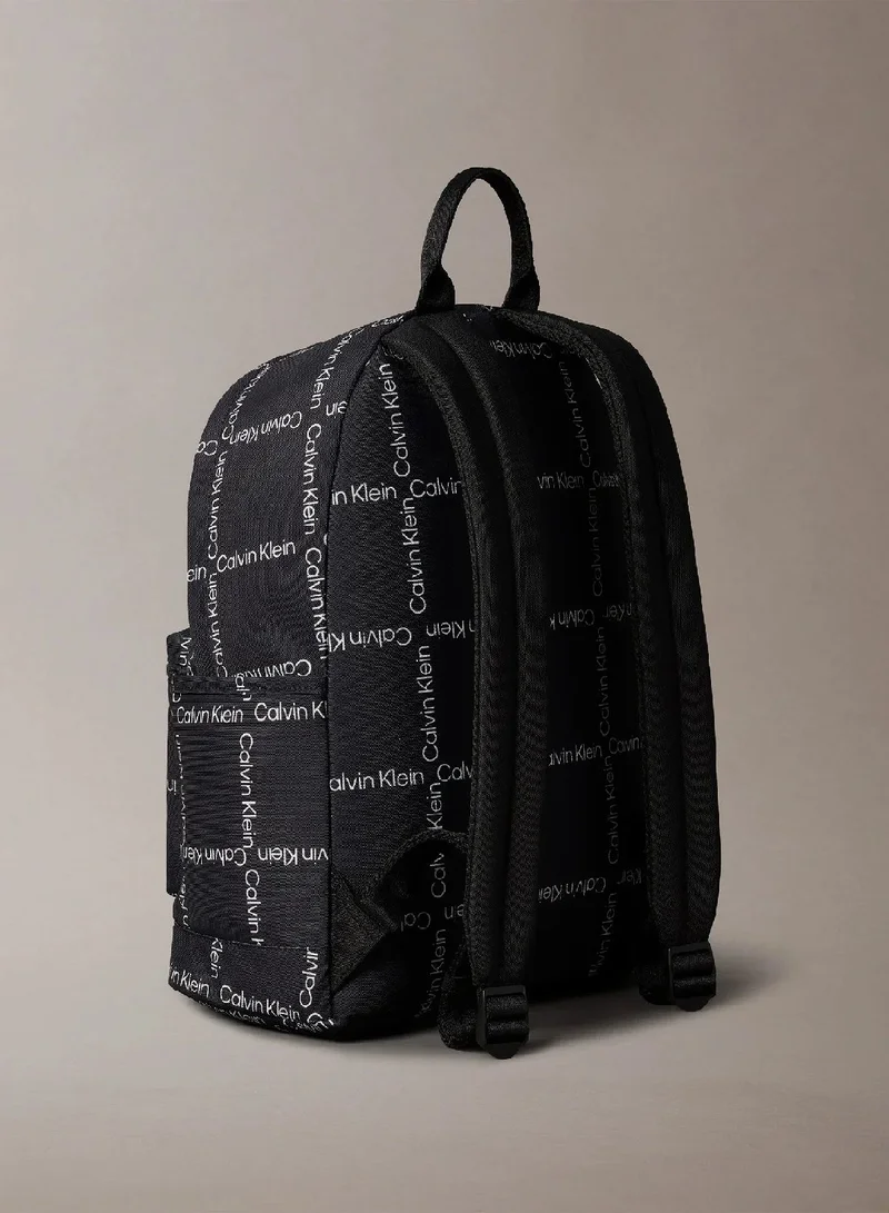 كالفن كلاين جينز شنطة ظهر مزينة بشعار كلفن كلاين للأطفال