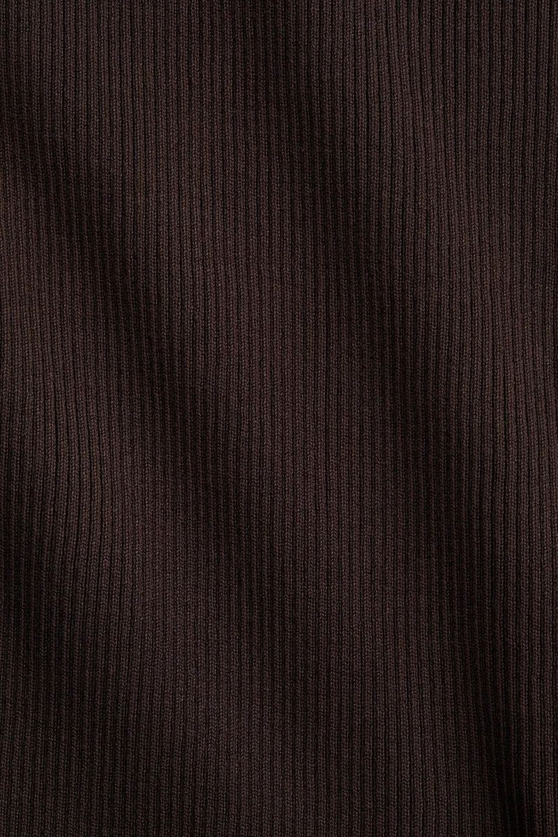 اتش اند ام تنورة من قماش محبوك ومرن