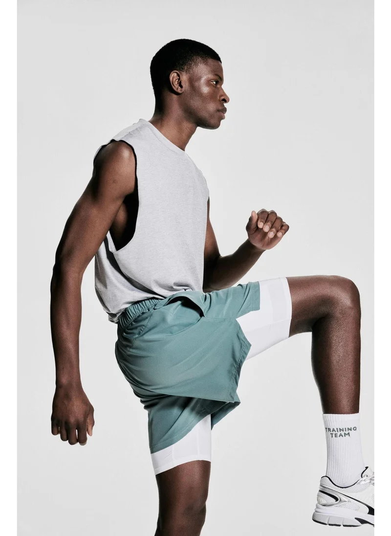 اتش اند ام Double-layered sports shorts in DryMove™