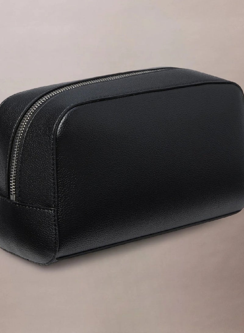 كالفن كلاين شنطة مستلزمات شخصية - Image 3