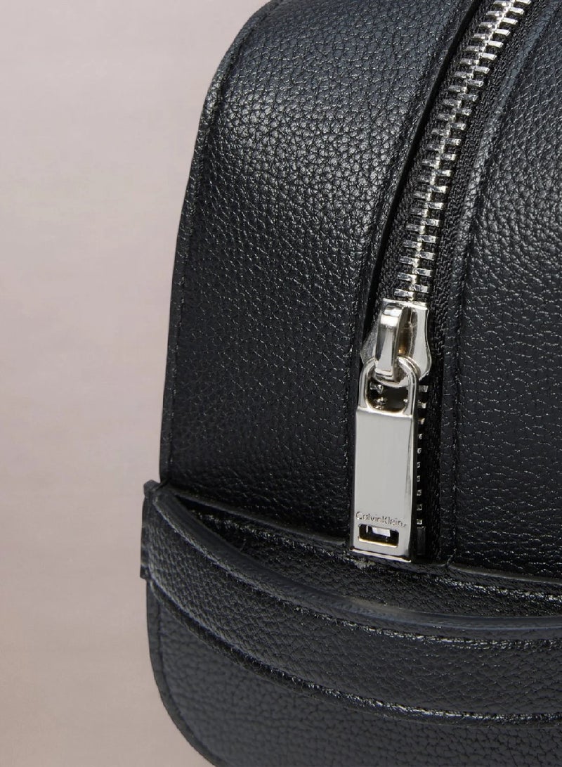 كالفن كلاين شنطة مستلزمات شخصية - Image 4