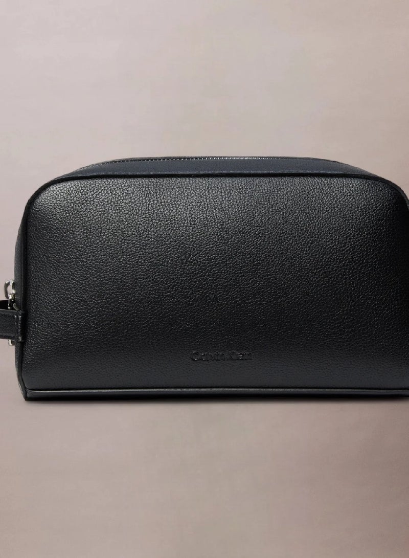 كالفن كلاين شنطة مستلزمات شخصية - Image 1
