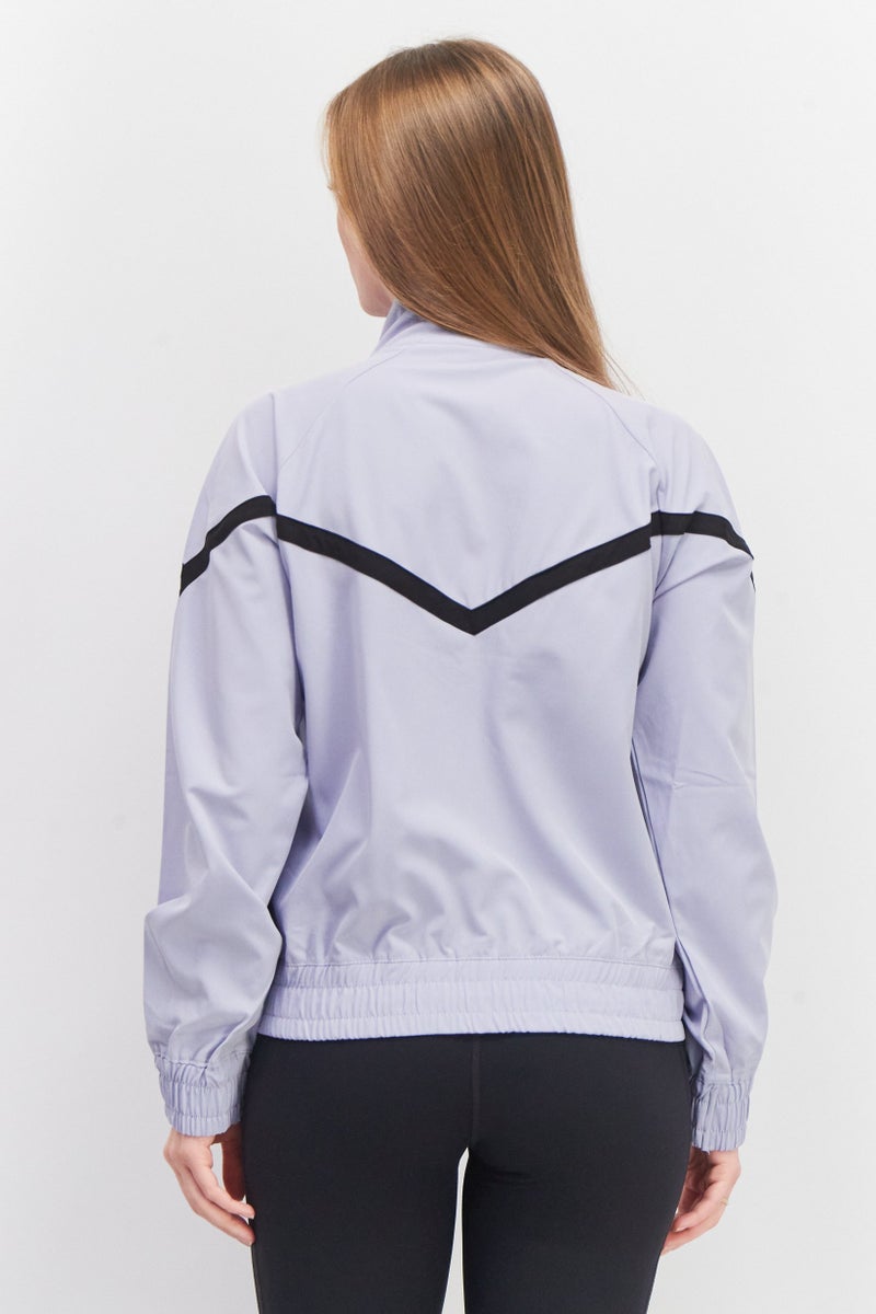 STEVE MADDEN جاكيت واقي من الرياح بقلنسوة عالية للنساء بشعار العلامة التجارية، ليلك - Image 3