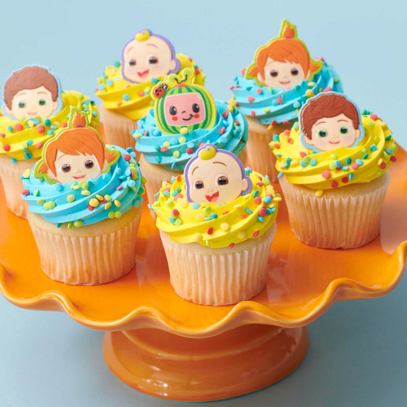 ديكوباك Cocomelon Playtime Rings | 24 Cupcake Toppers يضم JJ Yoyo & Tomtom | Decopac Cocomelon Cake Decorations طعام آمن وجاهز للاستخدام - 24 حزمة - Image 4