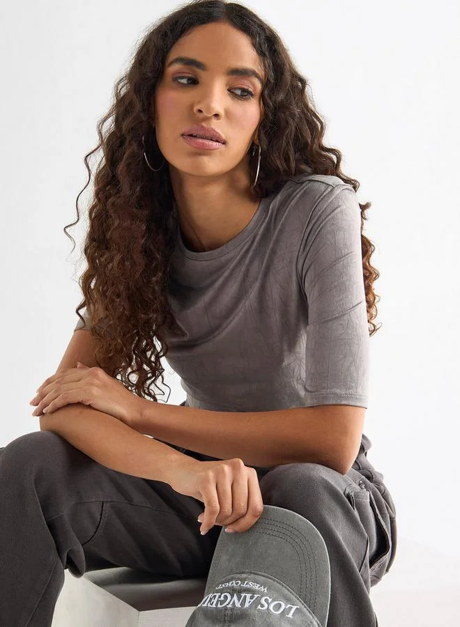 سبلاش فيڤ بلوزة بارزة الملمس بياقة ضيقة وتفاصيل كسرات وأكمام قصيرة