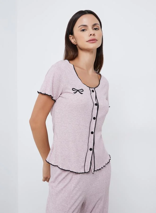 ستايلي طقم بيجاما من بنطال بشق جانبي وبلوزة بتفاصيل مُطرّزة