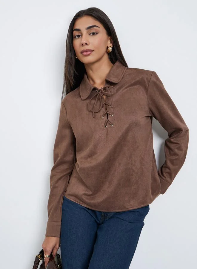 ستايلي قميص بني بتصميم شامواه ورباط أمامي