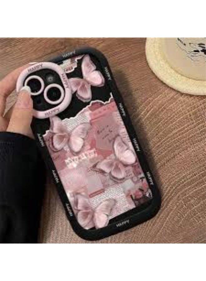 تيمو جراب هاتف أنيق تظهره الصورة، وهو يتميز بتصميم فراشات وردية مع خلفية بنمط صحيفة عتيقة.متوافق مع ايفون 15 بلس - Image 1