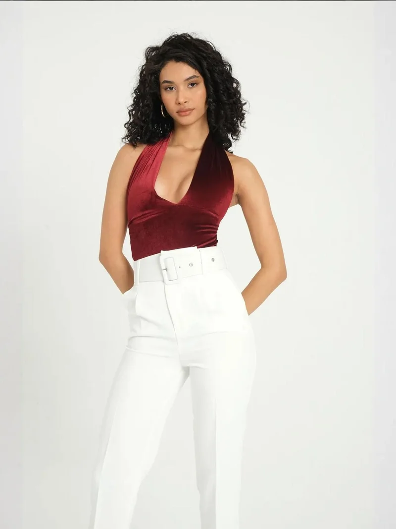 هيكاب صدرية مخملية بفتحة عنق عميقة وظهر مكشوف بلا أكمام