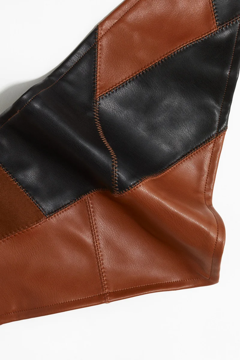 اتش اند ام وشاح مثلث من قماش مطلي